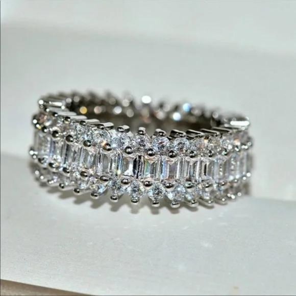 BAGGAGE 18K ROUND DIAMOND SILVER ETERNITY RING, CUTE RING, SHINY RING. - Picture 5 of 7